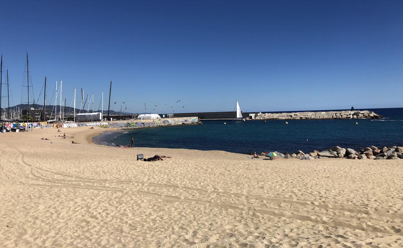 Photo de Platja de la Marina avec sable lumineux de surface