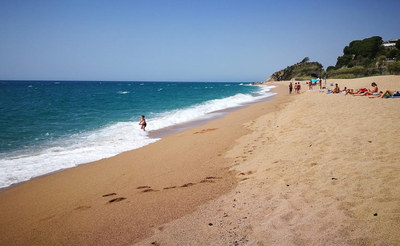 Photo de Platja de la Murtra avec sable lumineux de surface