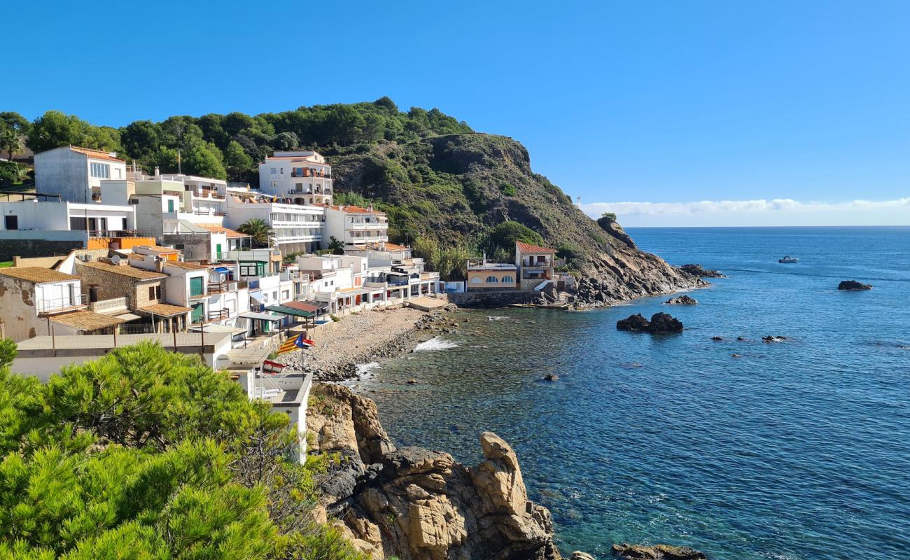 Photo de Cala Margarida avec roches de surface