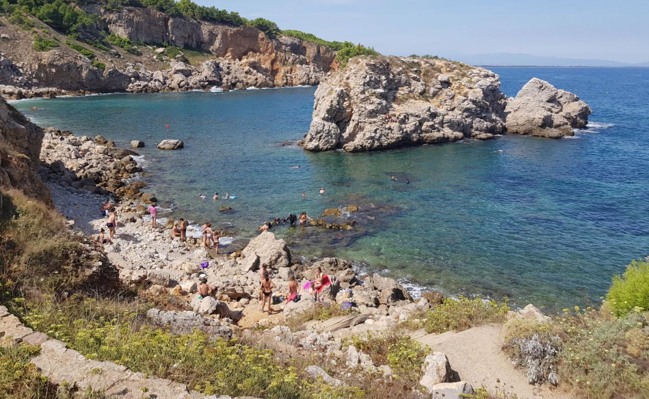 Photo de Cala de Illa Mateua avec terrain rocheux de surface