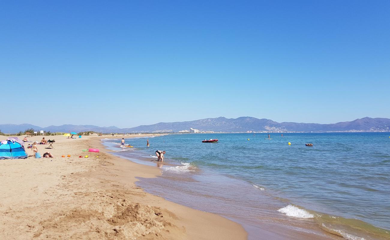 Photo de Platja La Gola del Fluvia avec sable beige de surface