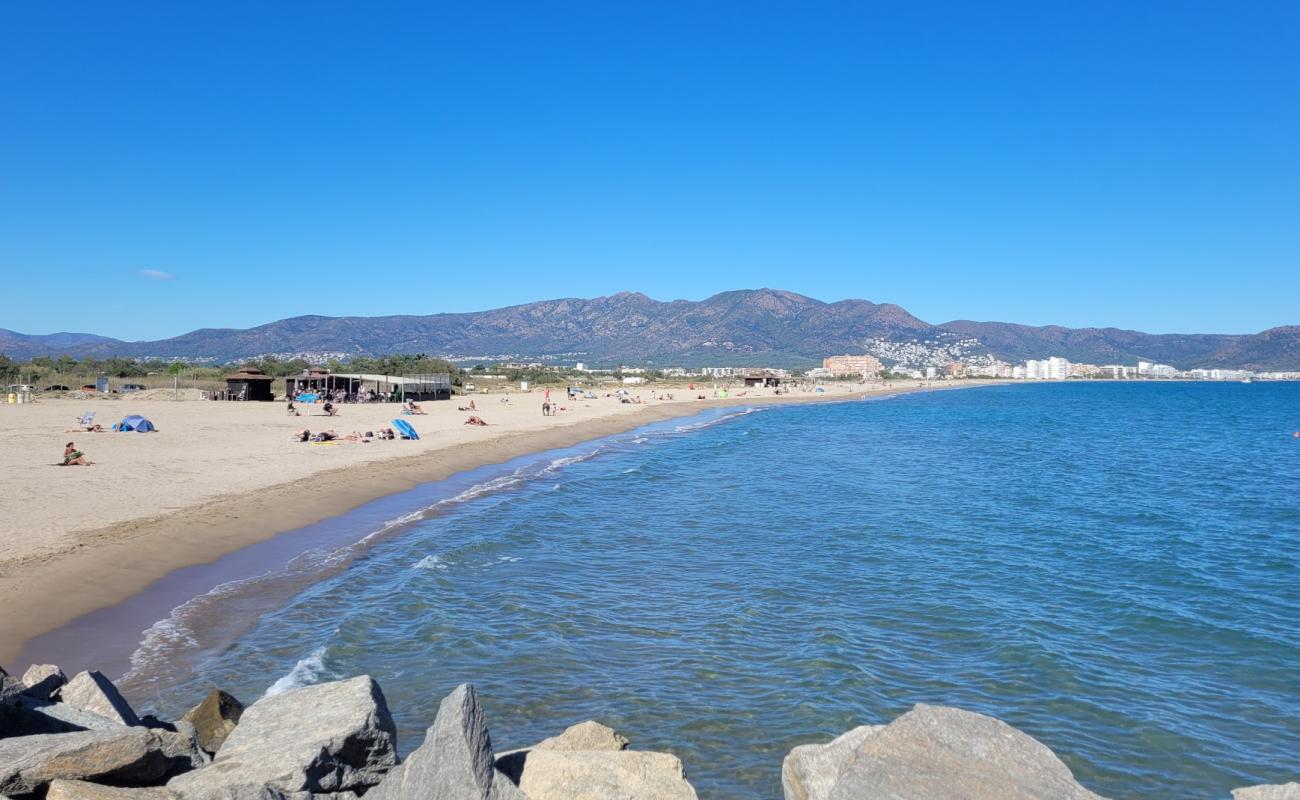 Photo de Platja de La Rubina avec sable beige de surface