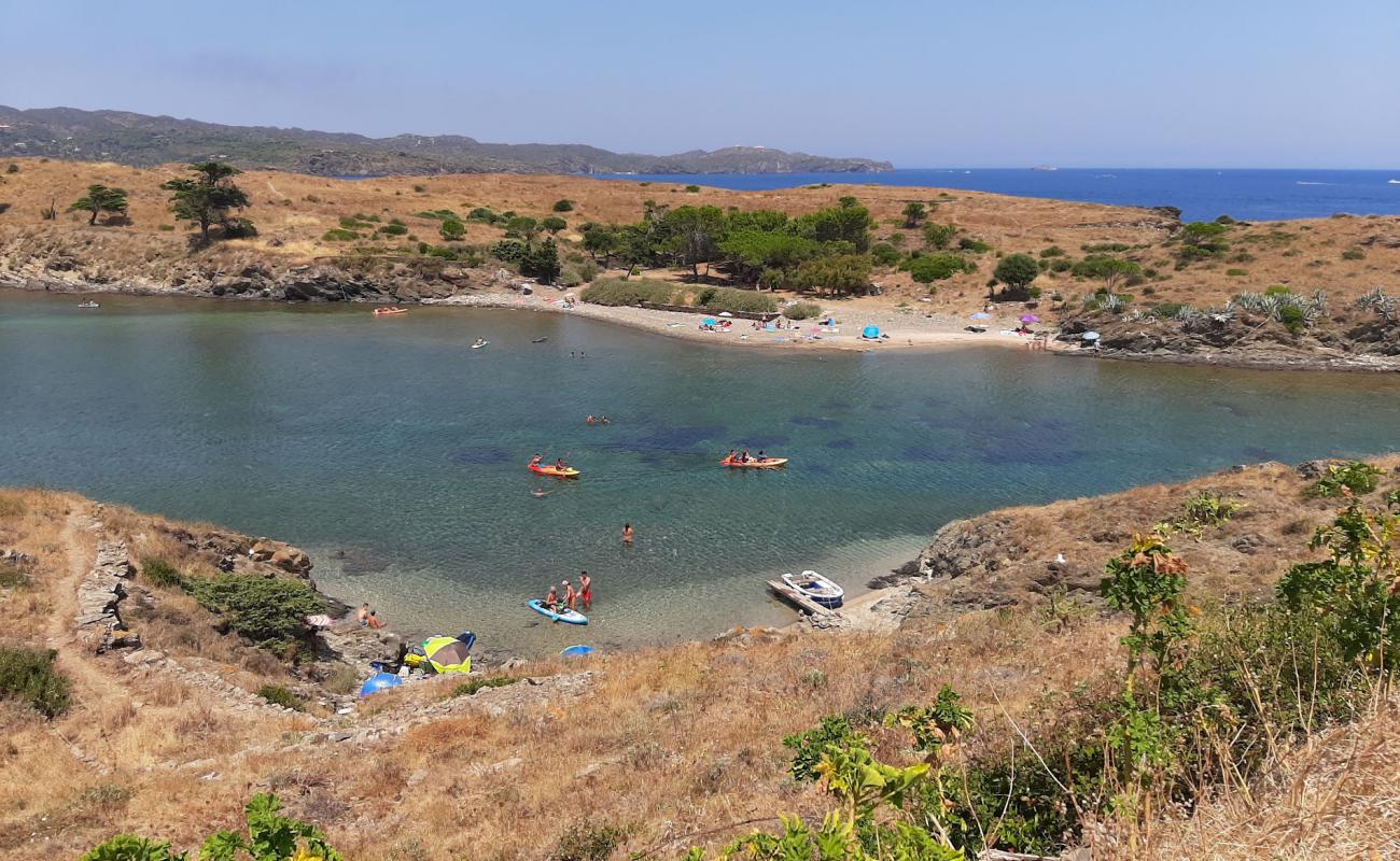 Photo de Playa Boquelles avec sable beige & pierres de surface