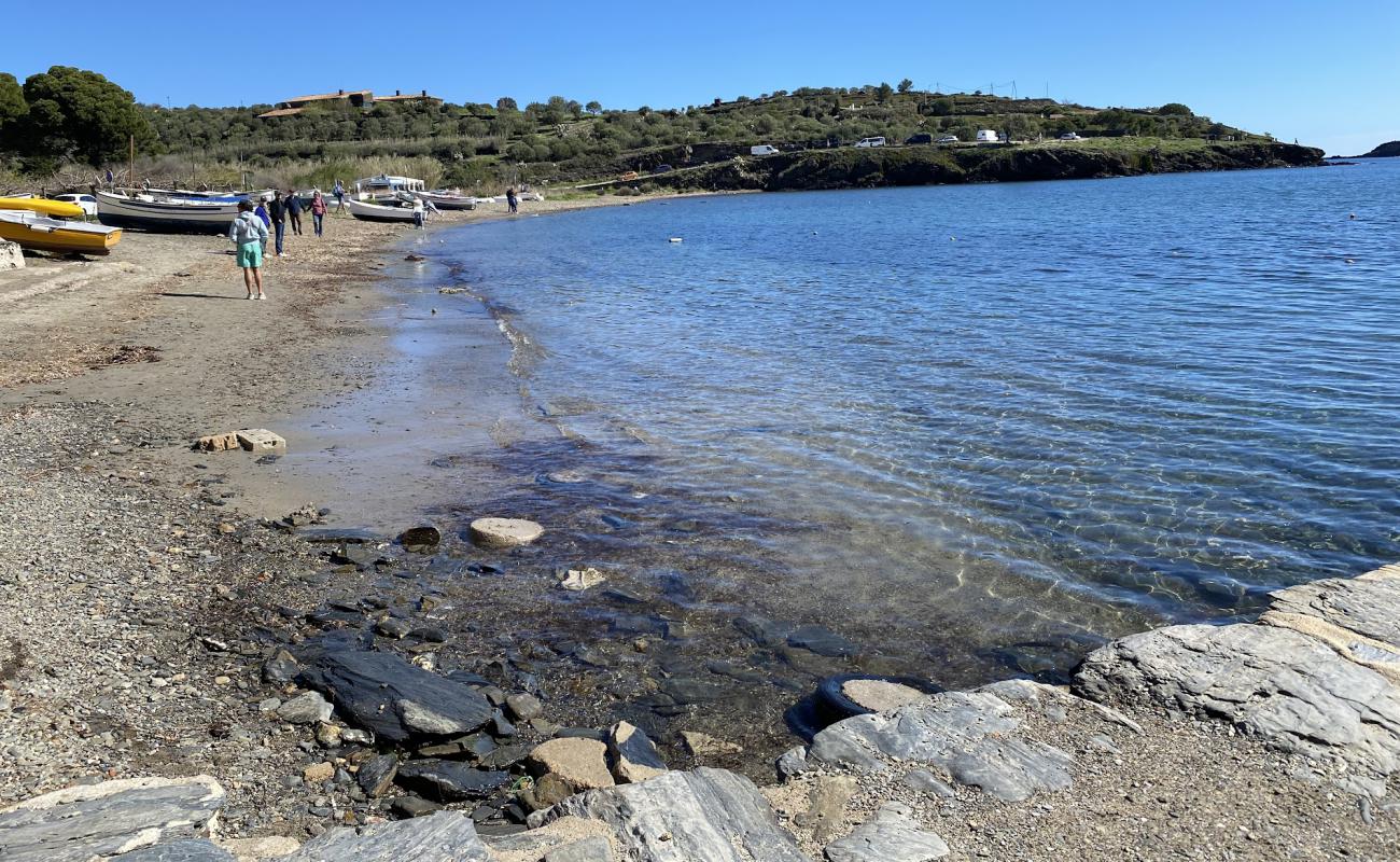 Photo de Cala de Portlligat avec sable gris & galets de surface