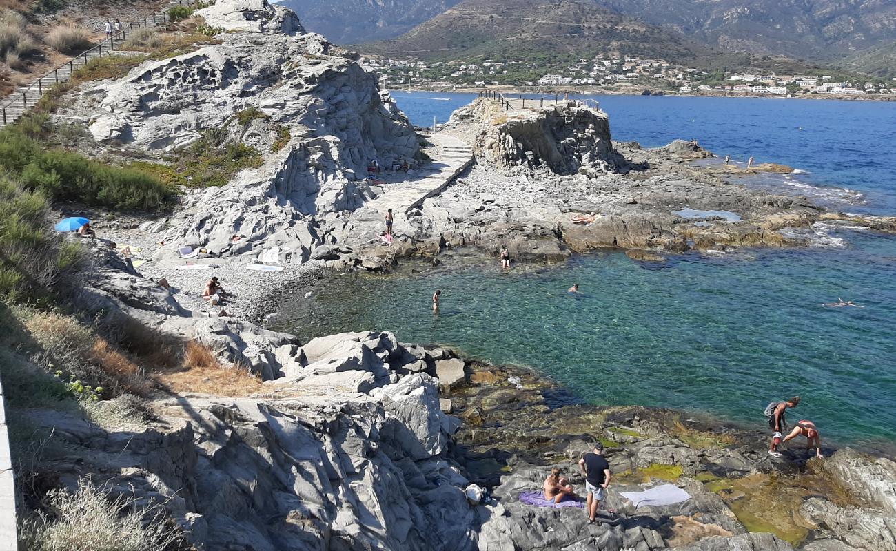 Photo de Platja de les Clisques avec galets gris de surface