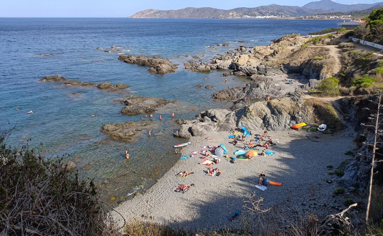 Photo de Platja de les Carboneres avec galets gris de surface