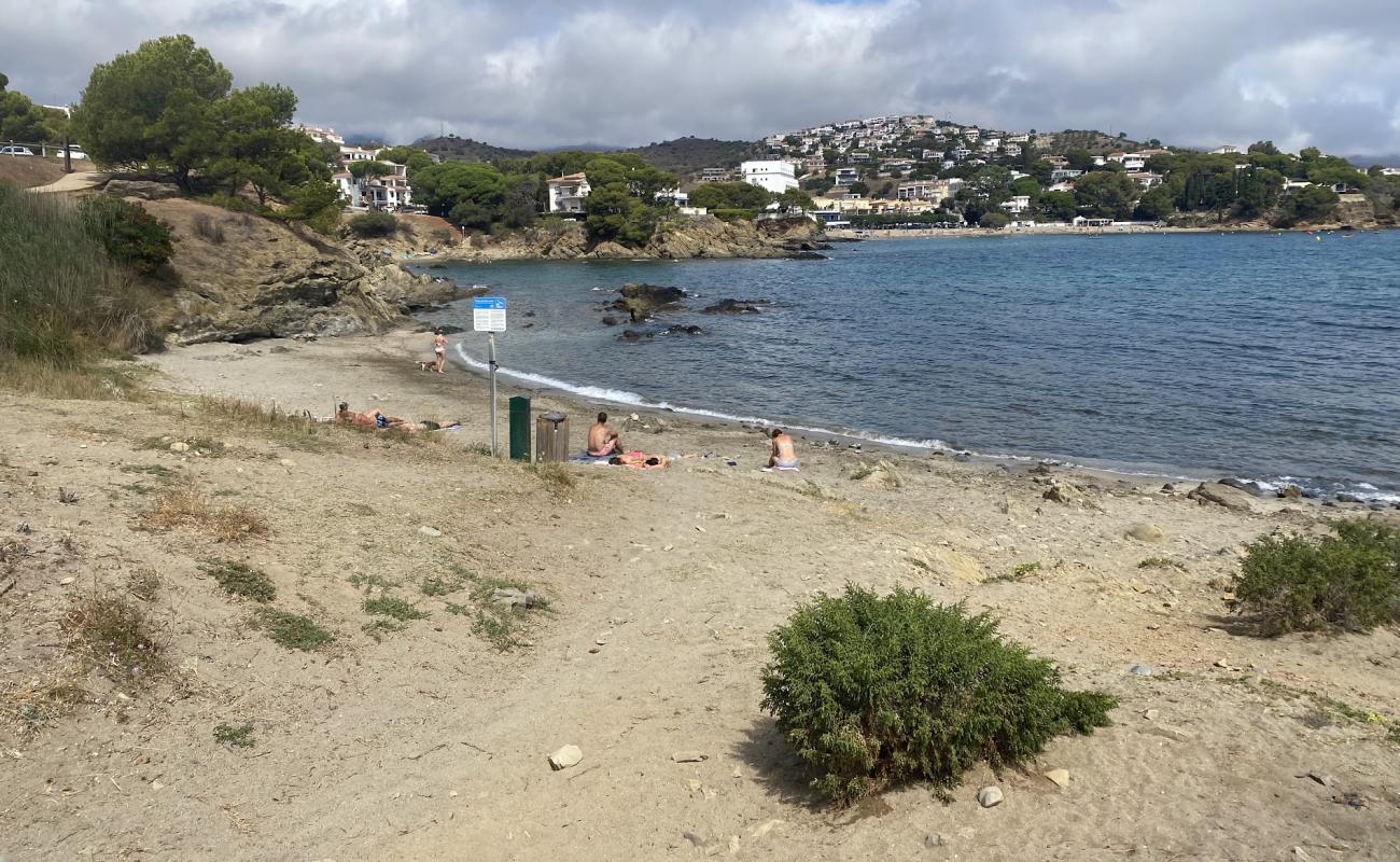 Photo de Platja Sant Jordi avec sable beige de surface