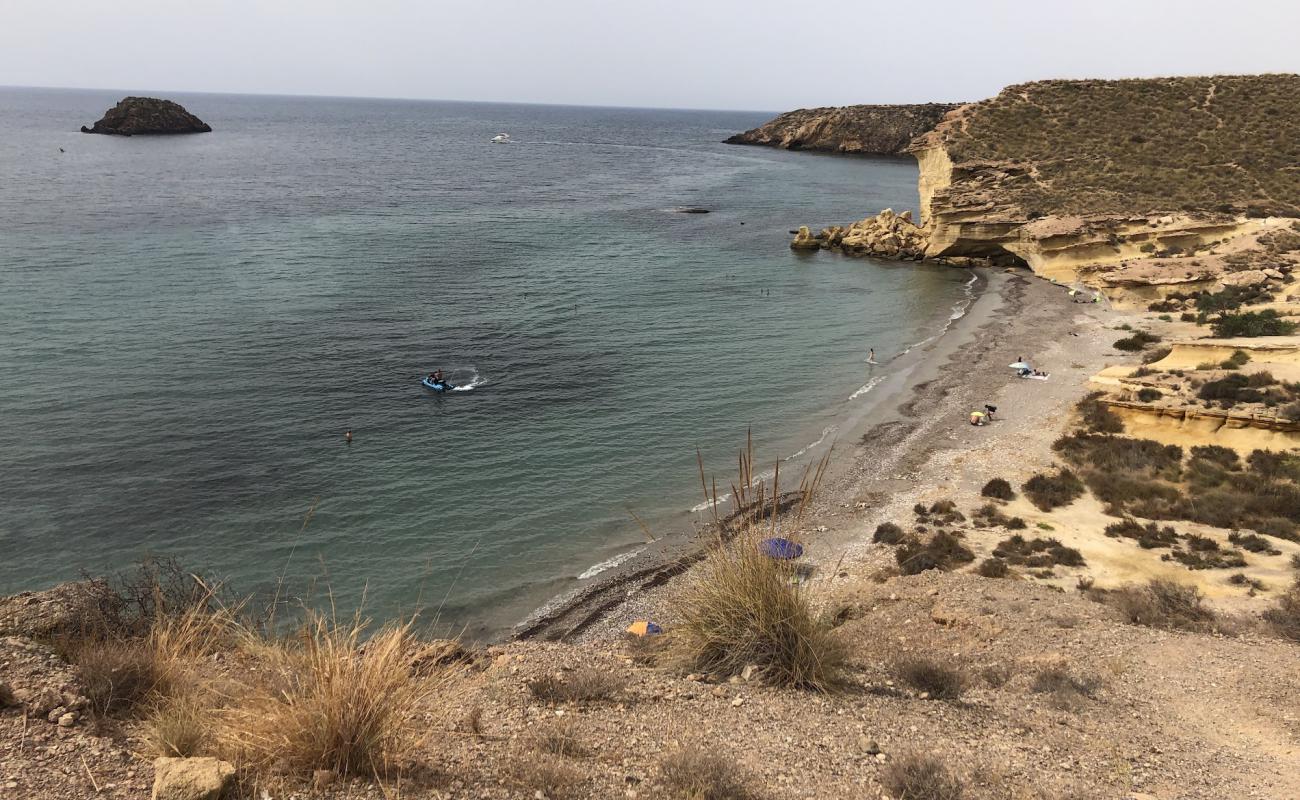 Photo de Playa de Piedra Mala avec sable gris avec caillou de surface