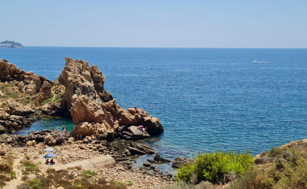 Photo de Cala del Reflector avec roches de surface