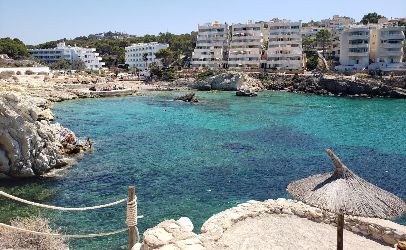 Photo de Platja Cala Blanca avec sable lumineux de surface