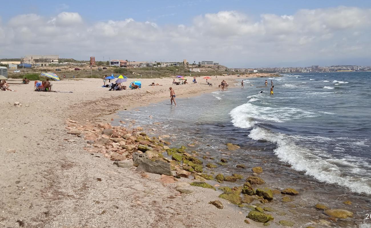 Photo de Playa de Agua Amarga avec sable lumineux de surface