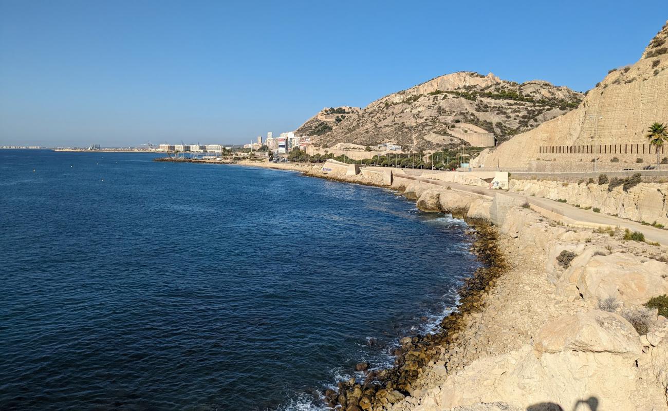 Photo de Cala de la Sangueta avec roches de surface