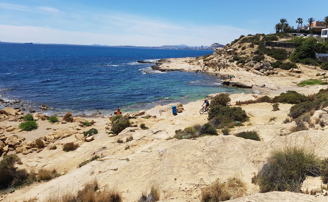 Photo de Cala de la Palmera avec roches de surface