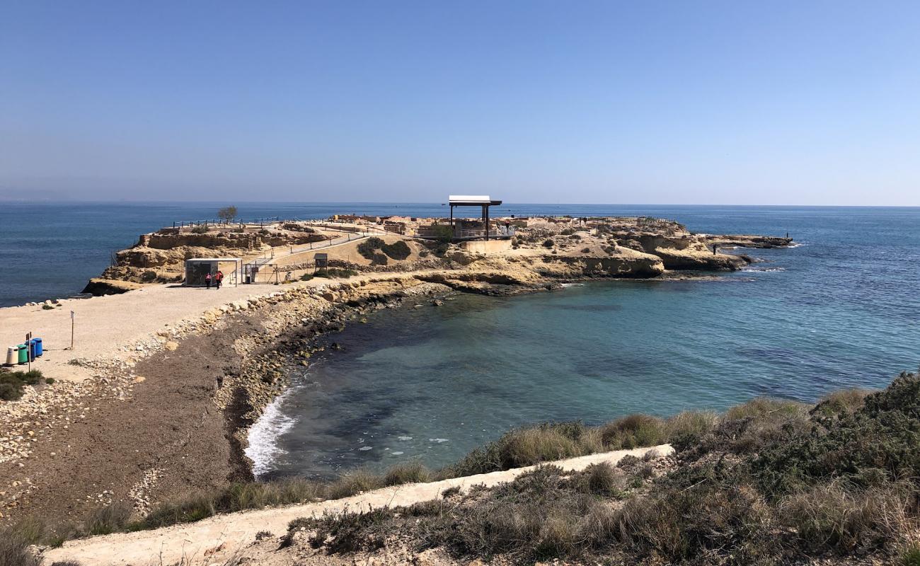 Photo de Platja dels Banyets de la Reina avec roches de surface