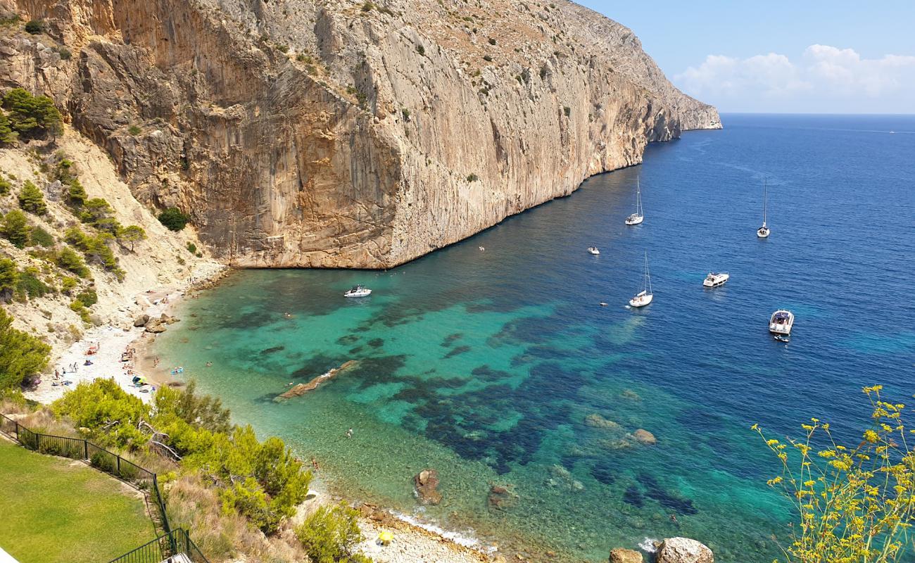 Photo de Cala del Raco del Corb avec caillou clair de surface