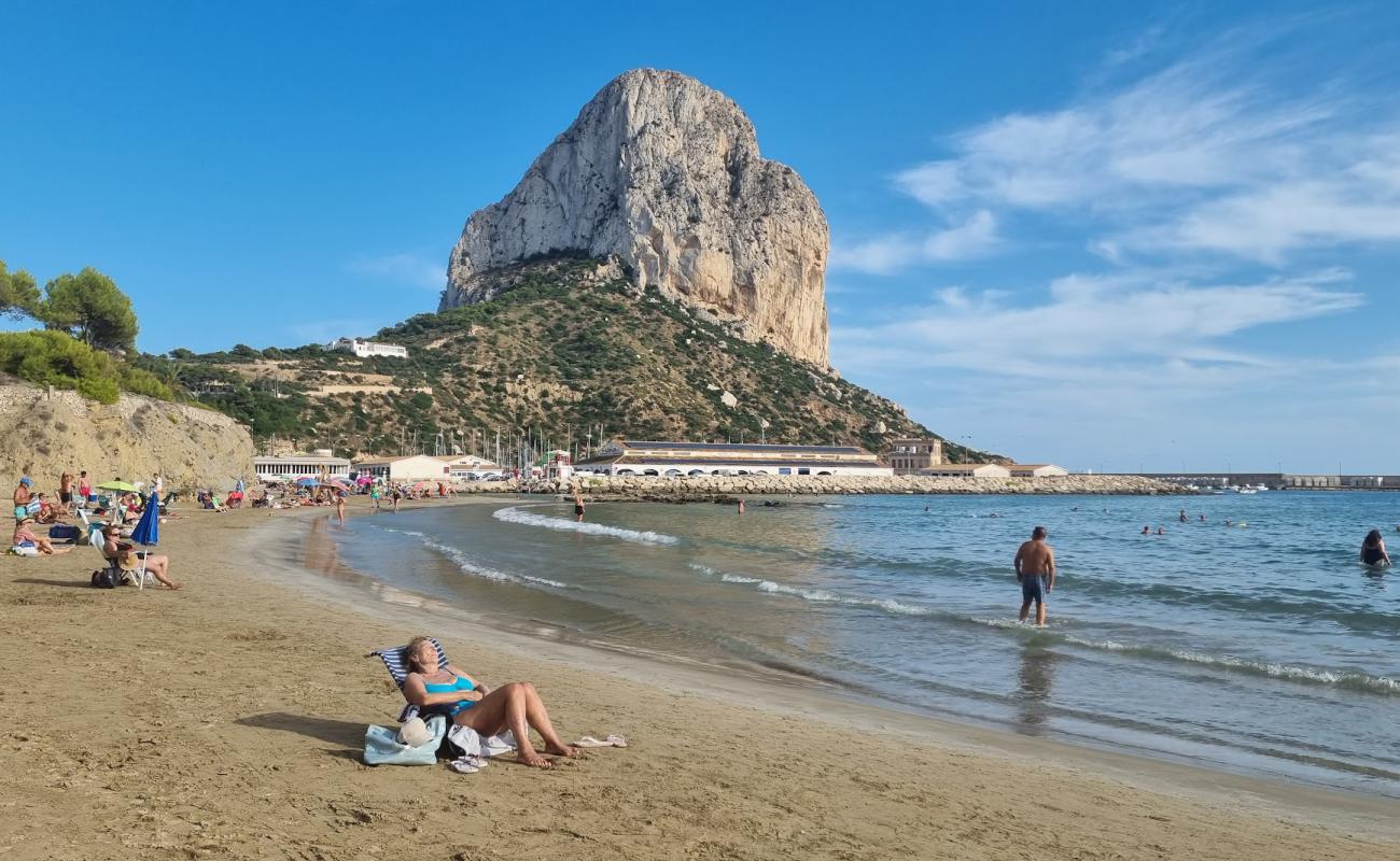 Photo de Playa del Cantal Roig avec sable lumineux de surface