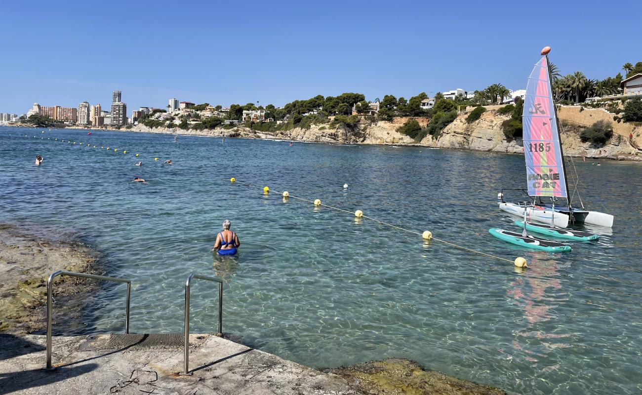 Photo de Cala Les Bassetes avec roches de surface