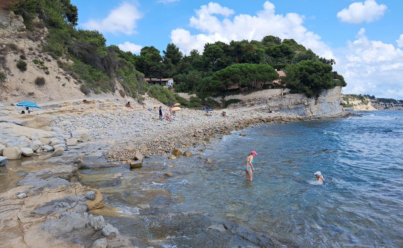 Photo de Cala Llobella avec roches de surface