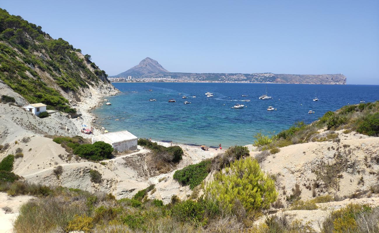 Photo de Cala Sardinera avec roches de surface