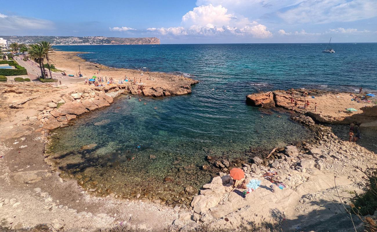 Photo de Cala Blanca avec roches de surface