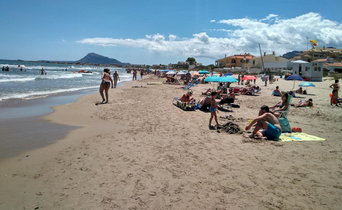 Photo de Platja de les Deveses avec sable lumineux de surface