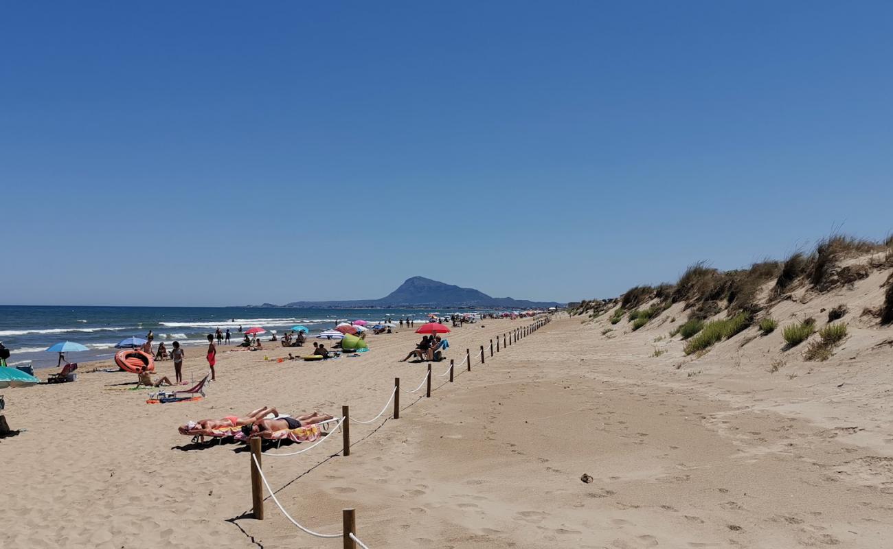 Photo de Playa Oliva Nova avec sable lumineux de surface