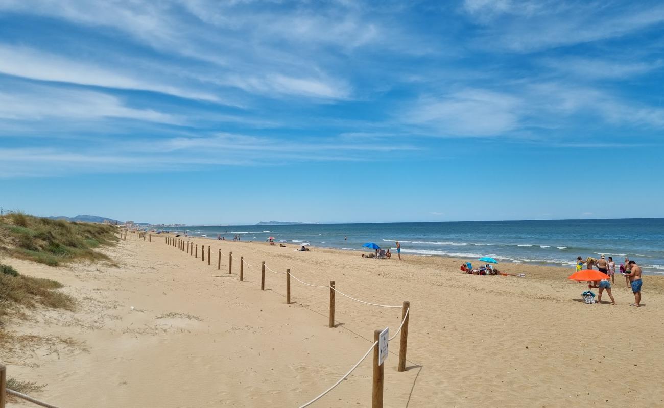 Photo de Playa de Oliva avec sable lumineux de surface