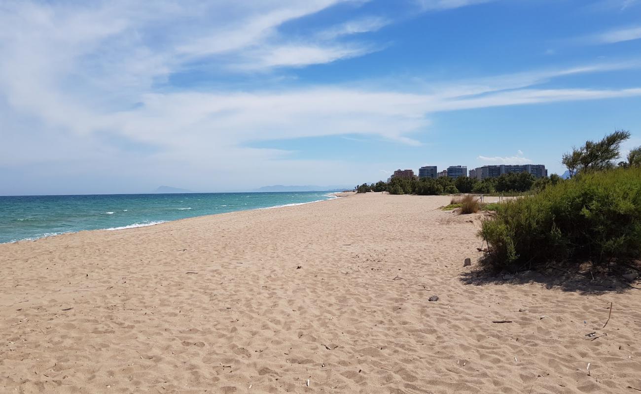 Photo de Platja del Brosquil avec sable lumineux de surface