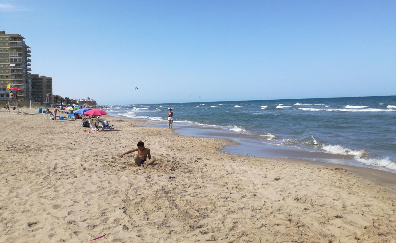 Photo de Platja del Mareny de Barraquetes avec sable lumineux de surface