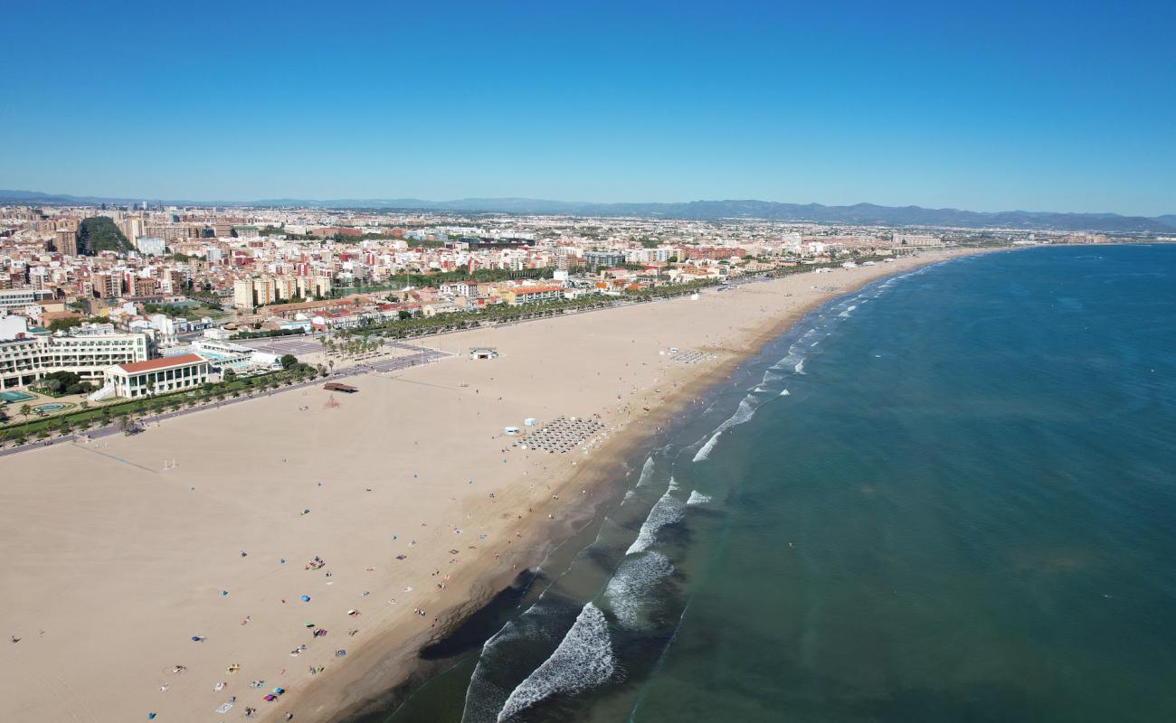 Photo de Platja del Cabanyal avec sable fin et lumineux de surface