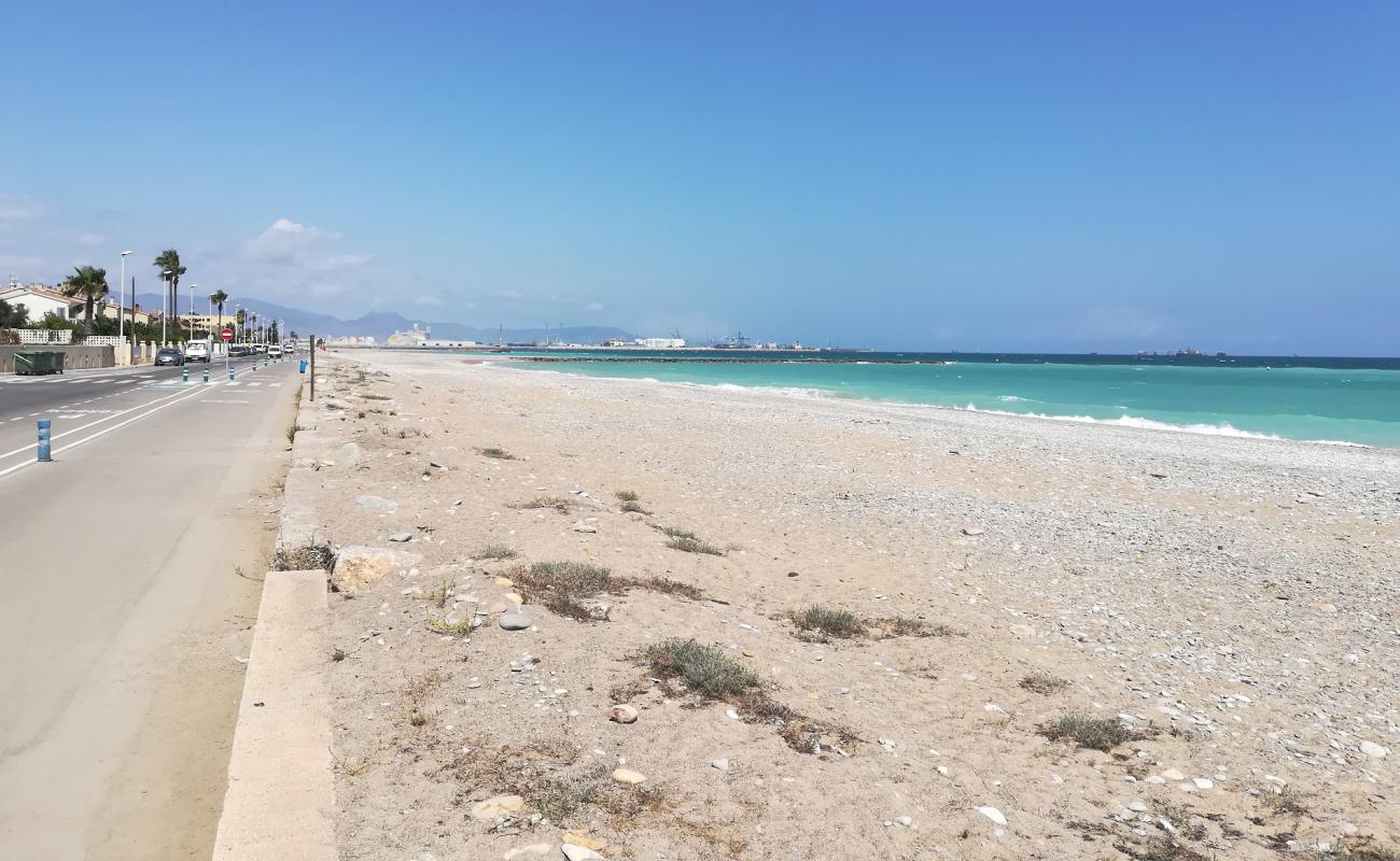 Photo de Platja les Cases avec sable lumineux de surface