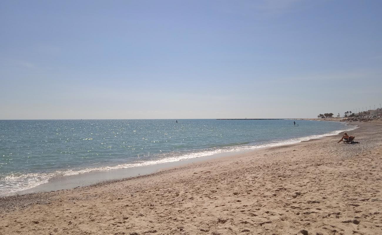 Photo de Playa Almazora avec sable lumineux de surface