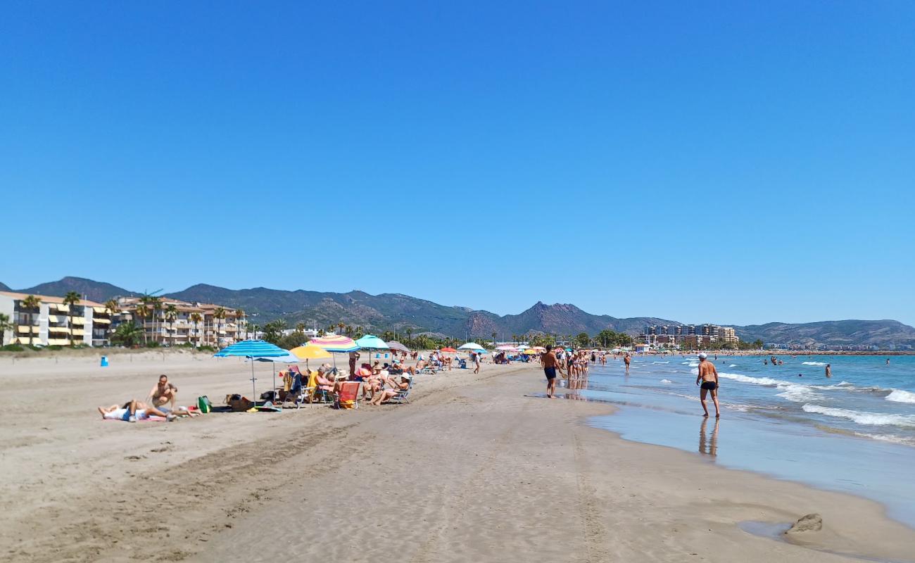 Photo de Platja del Serradal avec sable lumineux de surface