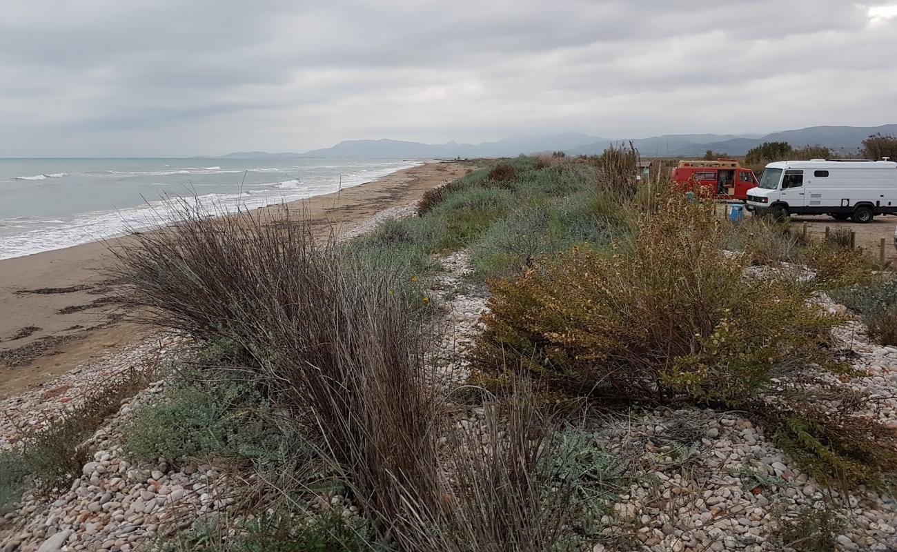 Photo de Platja Sud de Torreblanca avec sable gris avec caillou de surface