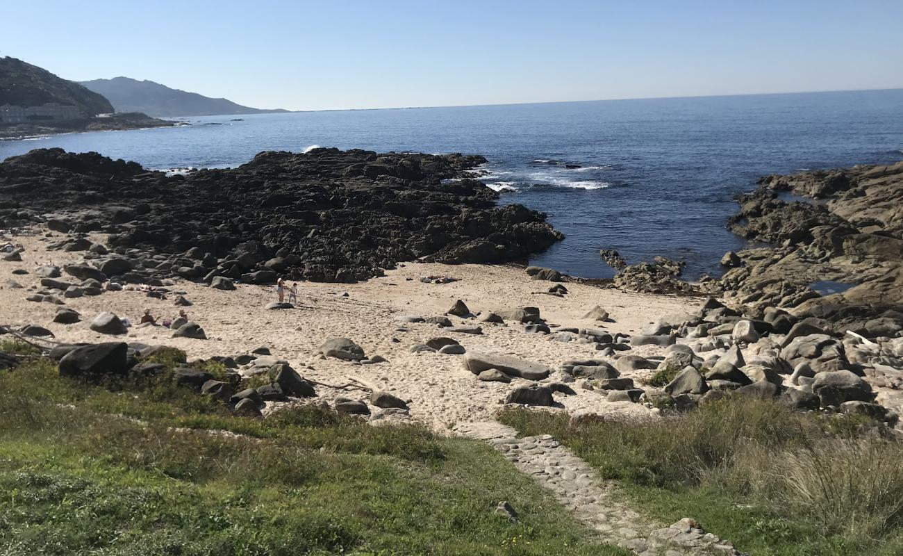 Photo de Praia dos Frades avec petits galets beige de surface