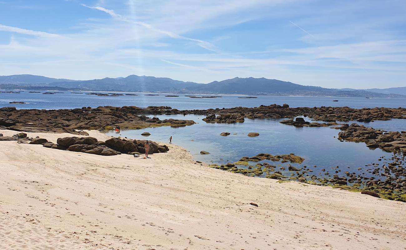 Photo de Praia dos Castros avec sable lumineux de surface