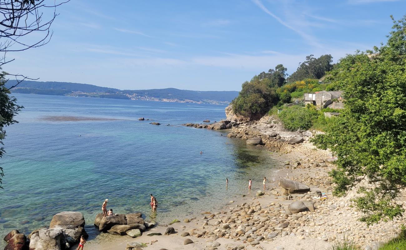 Photo de Praia da Ribeirina avec sable brillant et rochers de surface