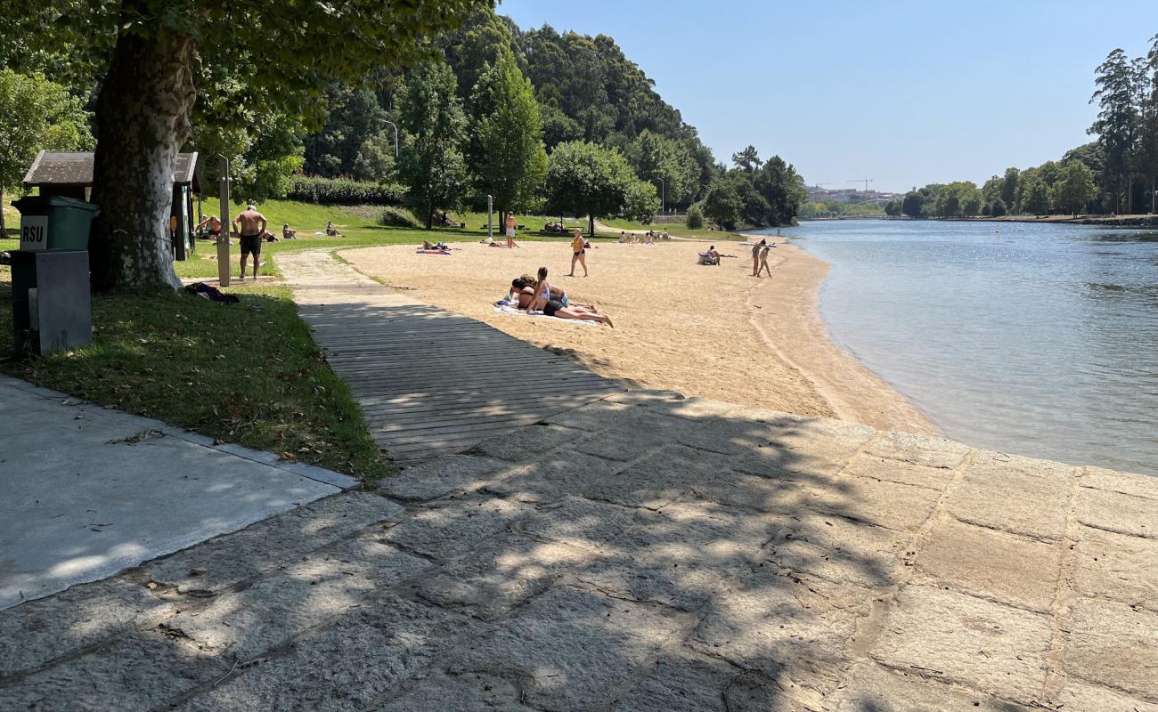 Photo de Praia Fluvial do Lerez avec sable lumineux de surface