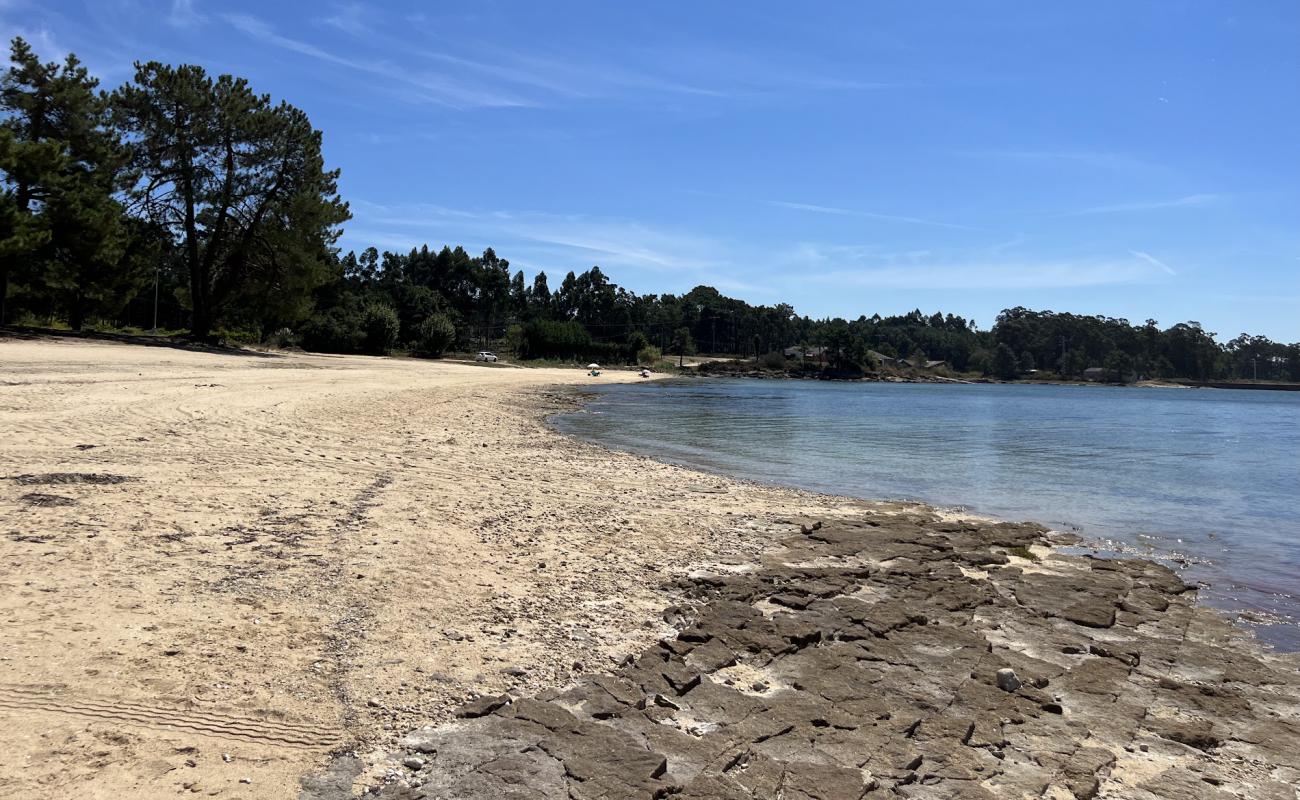 Photo de Playa de As Patinas avec sable lumineux de surface