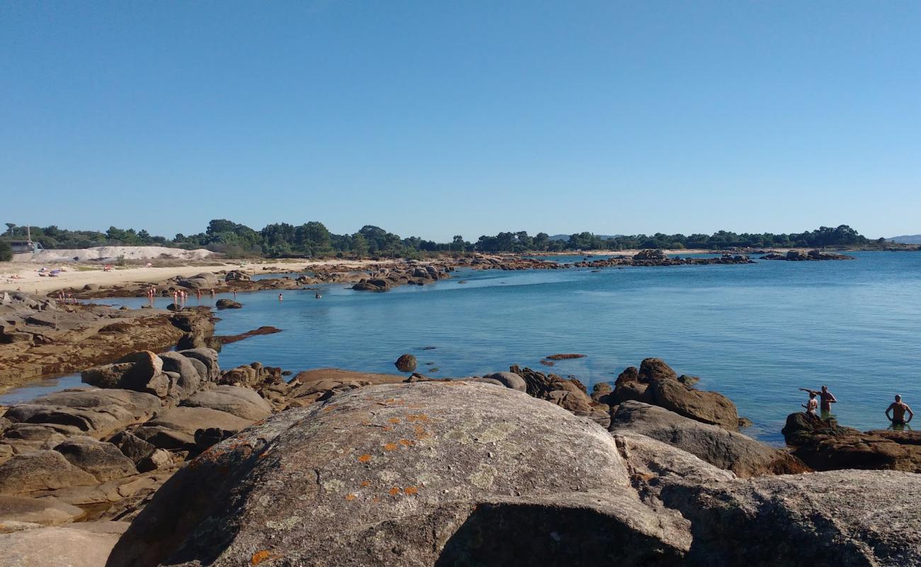 Photo de Praia do Mallon avec sable lumineux de surface