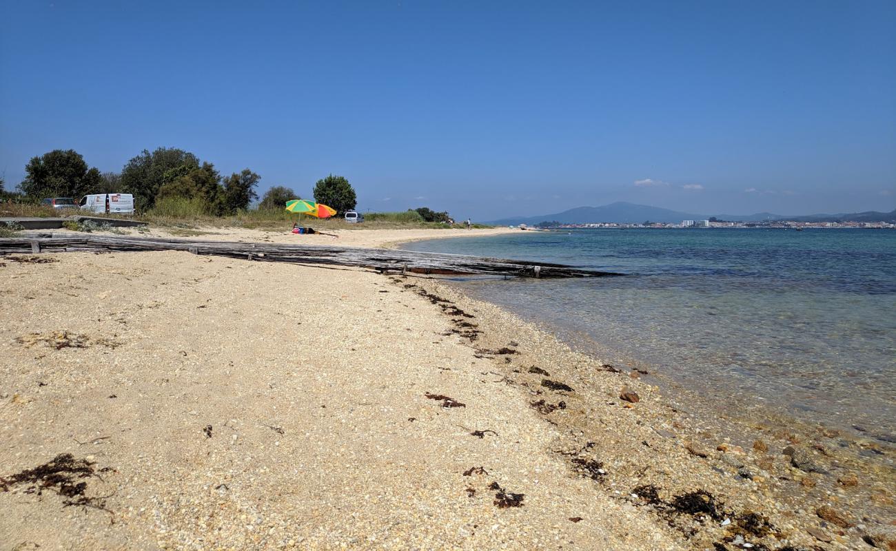 Photo de Praia de Riason avec caillou fin clair de surface