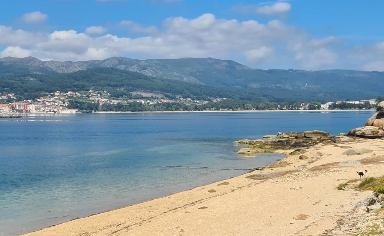 Photo de Playa Esteiro, Boiro avec sable lumineux de surface