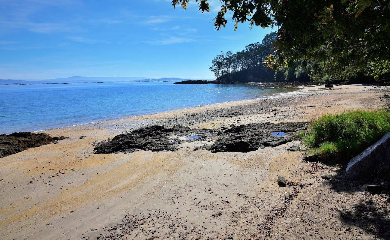 Photo de Praia Da Merce avec sable brillant et rochers de surface