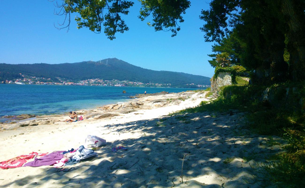 Photo de Praia Noia Pequena avec sable lumineux de surface