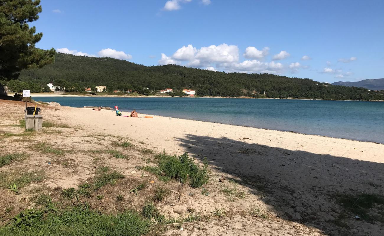 Photo de Praia de Linares avec sable beige de surface