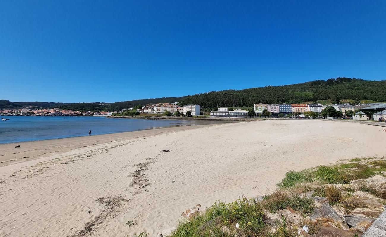 Photo de Praia de Cee avec sable lumineux de surface