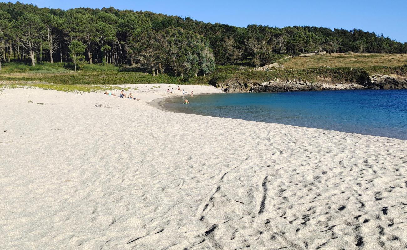 Photo de Praia de Lago avec sable lumineux de surface