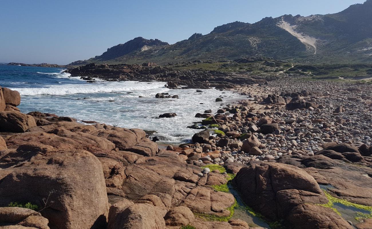 Photo de Praia de Reira avec sable beige & pierres de surface