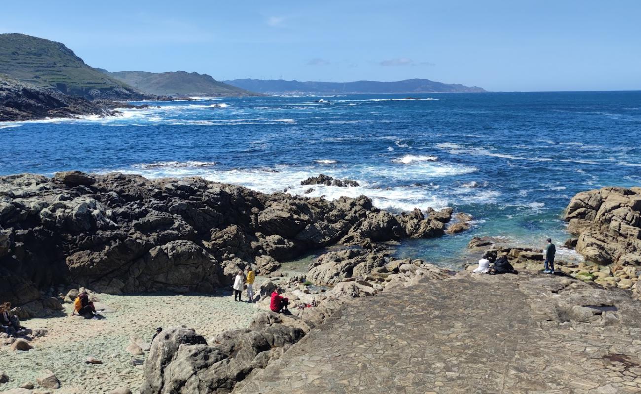 Photo de Praia dos Cristais avec petits galets beige de surface