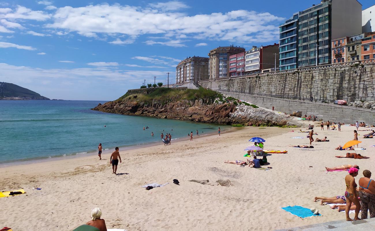 Photo de Praia de las Amorosas avec sable lumineux de surface